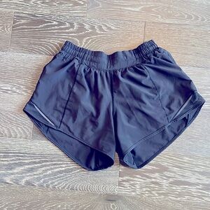 Black lululemon hotty hots (size 6, 4in inseam)